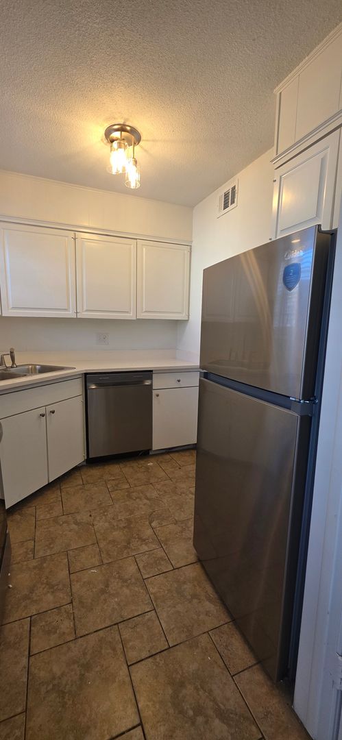 2 beds, 2 baths, 925 sqft, $1,100, Unit 216