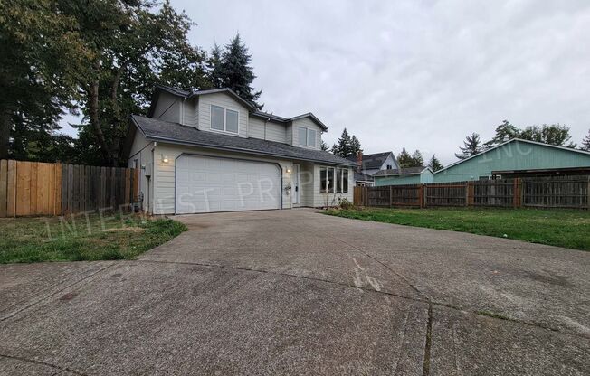 *1ST MONTH'S RENT FREE PROMO* SE Portland Home on A Cul-De-Sac with Garage, Yard, Fireplace and Much More!