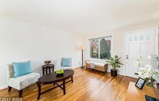 Charming 2-Bedroom, 2-Bathroom Home with Spacious Yard Near Old Town Alexandria