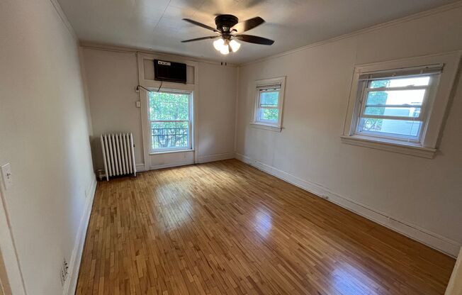 2 beds, 1 bath, 700 sqft, $1,350, Unit 202