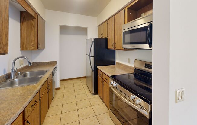 2 beds, 1 bath, 965 sqft, $1,660, Unit 7717CB