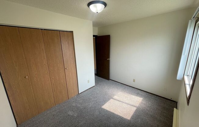 2 beds, 1 bath, $725, Unit 25