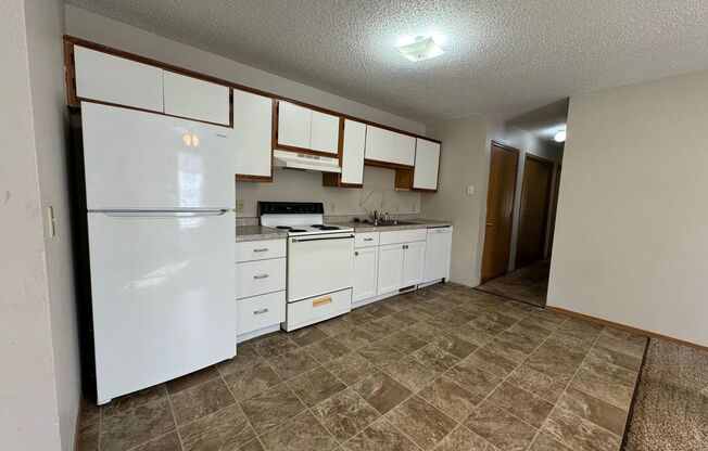 2 beds, 1 bath, $885