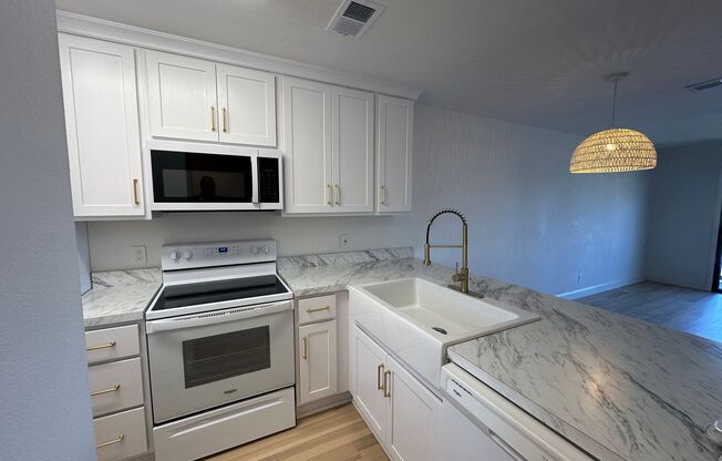 2 bedroom 1 Bath newly renovated 1 mile from the beach