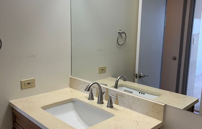 1 bed, 1 bath, $2,200, Unit Marco Polo