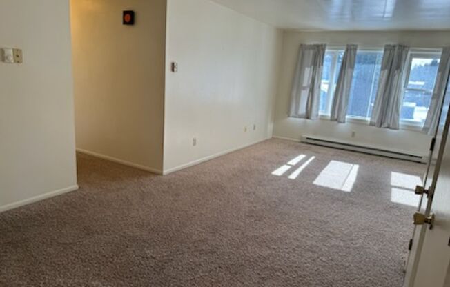 2BR apartment in Eagle River near the Chain of Lakes.