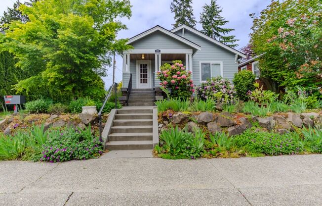 Spacious 1 bedroom Maple Leaf Bungalow w/AC!