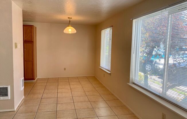 2 beds, 1 bath, 950 sqft, $1,595, Unit 3