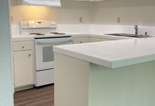 2 beds, 1 bath, 905 sqft, $1,425