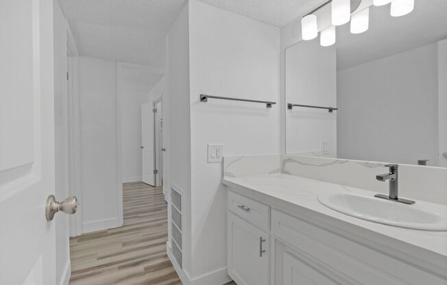 2 beds, 1 bath, 880 sqft, $1,750, Unit 242