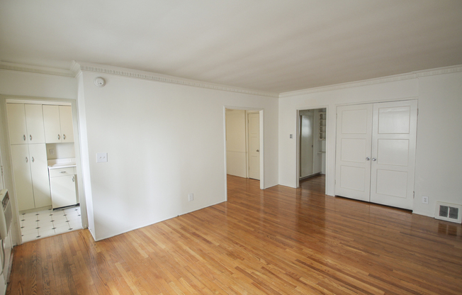 (6014) 8316 Blackburn Ave.