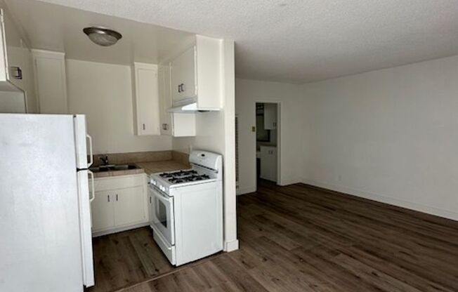 1 bed, 1 bath, $2,040, Unit 16