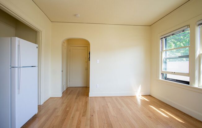 Just Renovated: Top Floor Corner Studio in Hollywood!