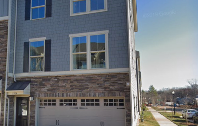 Oakhurst 3 bedroom Townhome with garage for rent!