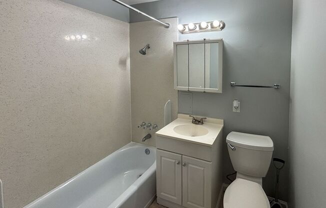 2 beds, 1 bath, 800 sqft, $1,845, Unit O-30