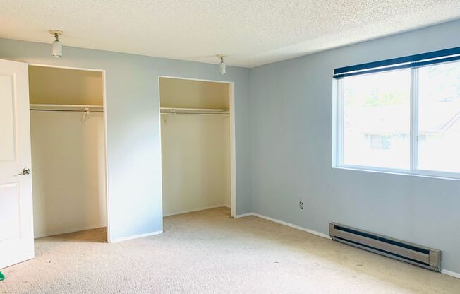Light, Bright and Updated 2 bed 1.5 bath townhouse in Lynnwood