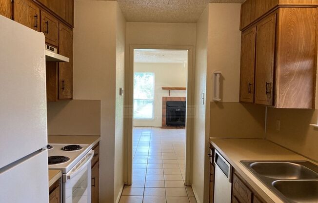 2 beds, 1.5 baths, $995, Unit 4504 Lago Cir Unit B