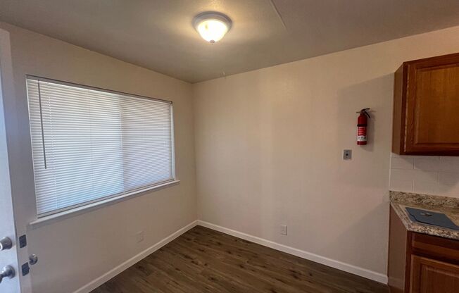 1 bed, 1 bath, $950, Unit 915 Unit 5