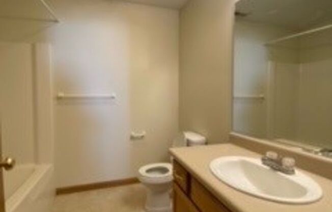 2 beds, 1 bath, $895, Unit APT. 3