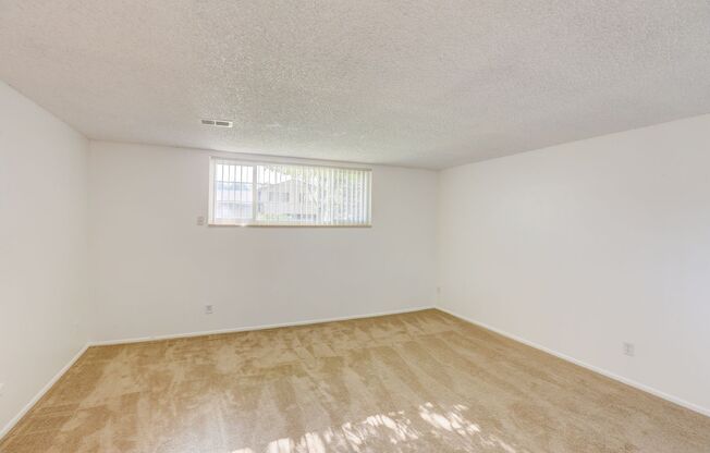 3 beds, 2 baths, 1,330 sqft, $1,950, Unit 75603b