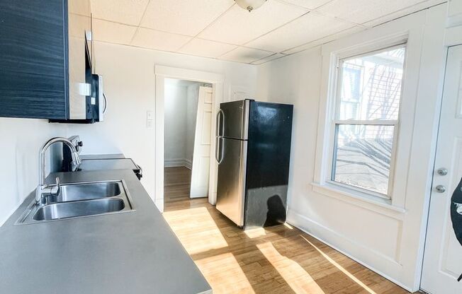 3 beds, 1 bath, $1,600, Unit Apt 2