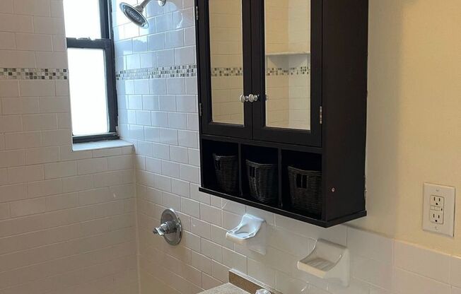 1 bed, 1 bath, $1,750, Unit B10