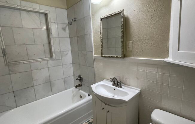 1 bed, 1 bath, $750, Unit H