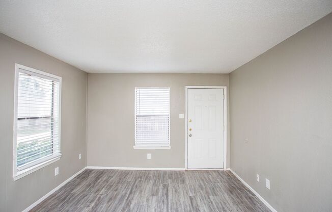 2 beds, 1.5 baths, 955 sqft, $900