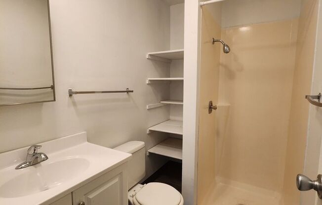 3 beds, 2 baths, $1,195, Unit 1100 3B