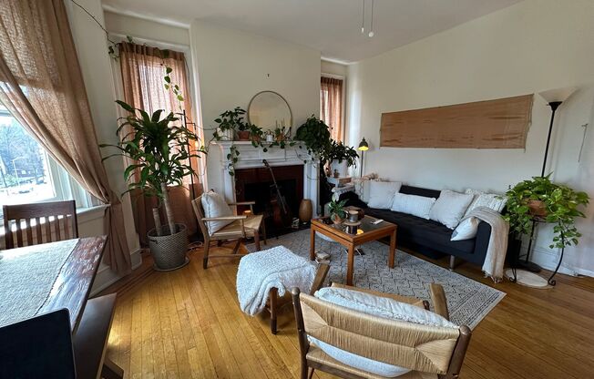 2 beds, 1 bath, 750 sqft, $3,370, Unit 43