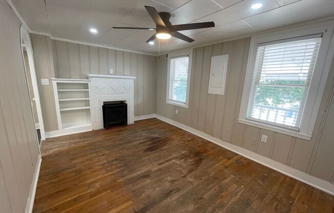 Simply the BEST! Adorable 1 Bedroom/1 Bath upstairs apartment home Located off Historic Camp Bowie! ((Covered Deck)) Minutes to Downtown Ft Worth ~