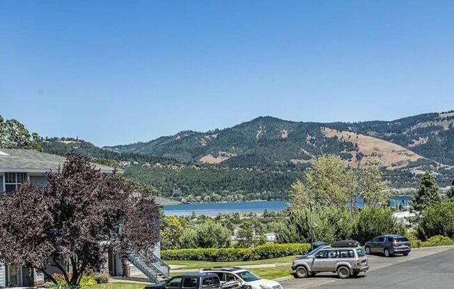 Fully Furnished Condo in Hood River