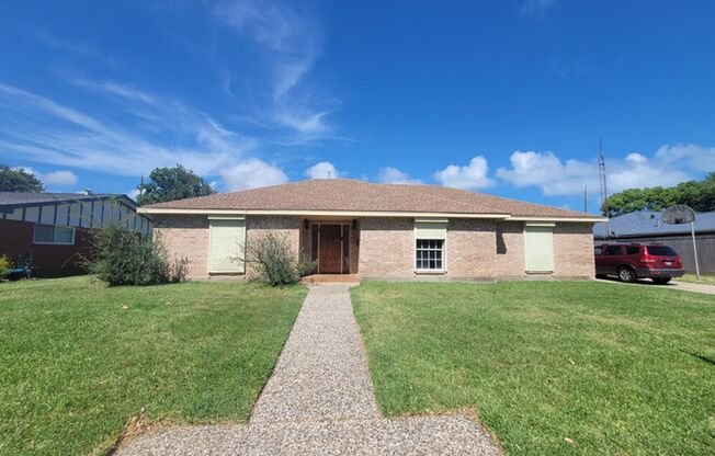 Beautiful 3 bedroom 2 bath Large Backyard with a Swimming Pool