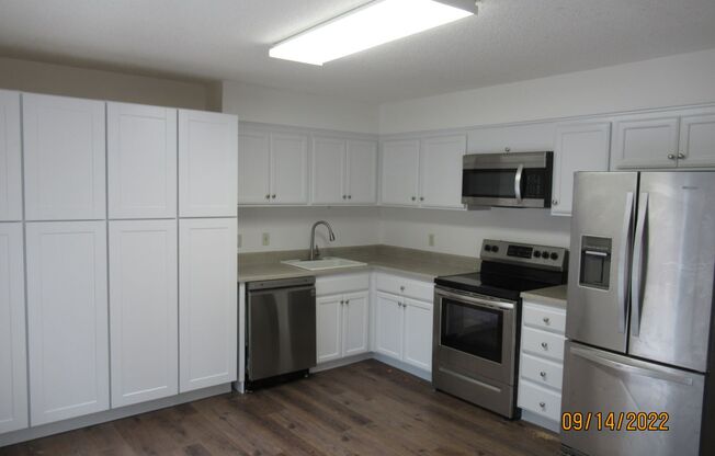 3 beds, 1.5 baths, 1,200 sqft, $2,295, Unit 5014