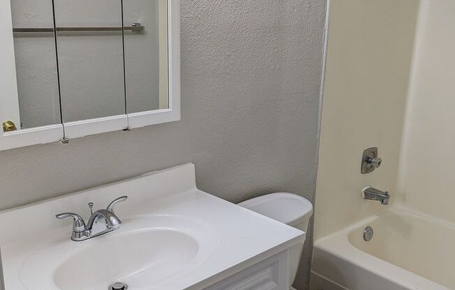 2 beds, 1 bath, 889 sqft, $1,295, Unit 33