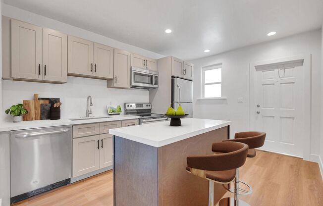 2 beds, 1 bath, $2,750, Unit 893-1