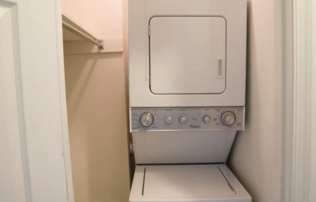 2 beds, 1 bath, 900 sqft, $2,020, Unit 370