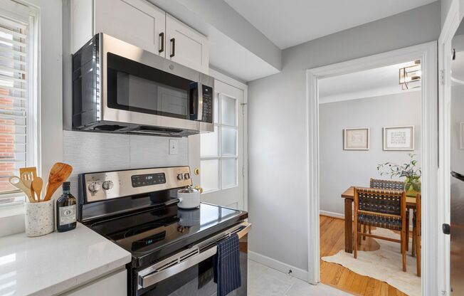 2 beds, 1 bath, 800 sqft, $1,950, Unit 824 N Mcknight