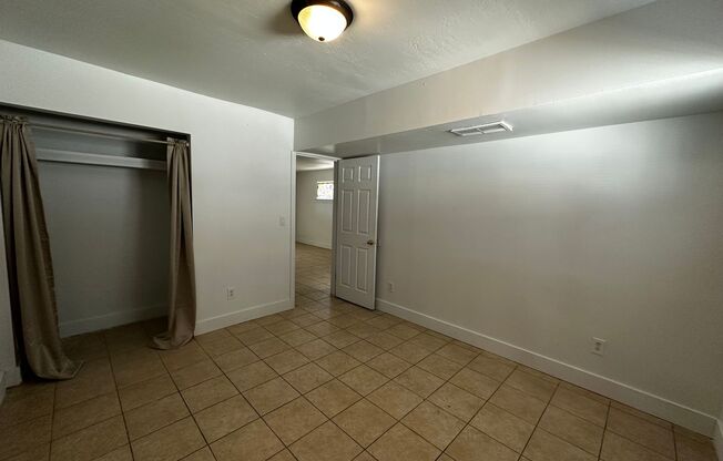 2 beds, 1 bath, 830 sqft, $1,275, Unit 11