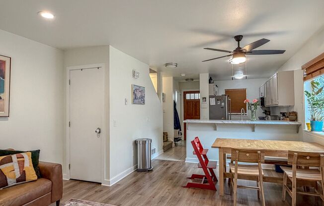 2 bed/2.5 bath Townhome with Bonus Loft Space in North Seattle, $2,600/mo.