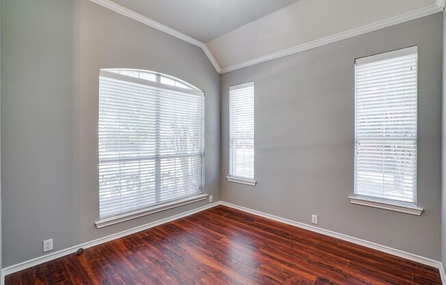 Spacious 4 bedrm with 3 bath, and 2 living area home and Game rm. Tile entry which leads all the way into a spacious kitchen