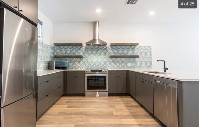 2709 E 5 ST