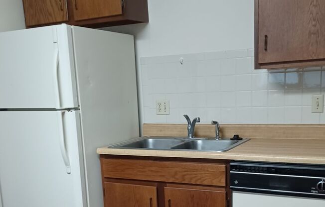 2 beds, 1 bath, $700, Unit #4