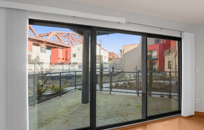 McCormick Pier - 1 bed/1 bath w/new paint/balcony/parking/pool/hot tub/bbq pit