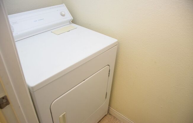 1 bed, 1 bath, 717 sqft, $1,150, Unit 4400 S. JONES BLVD.