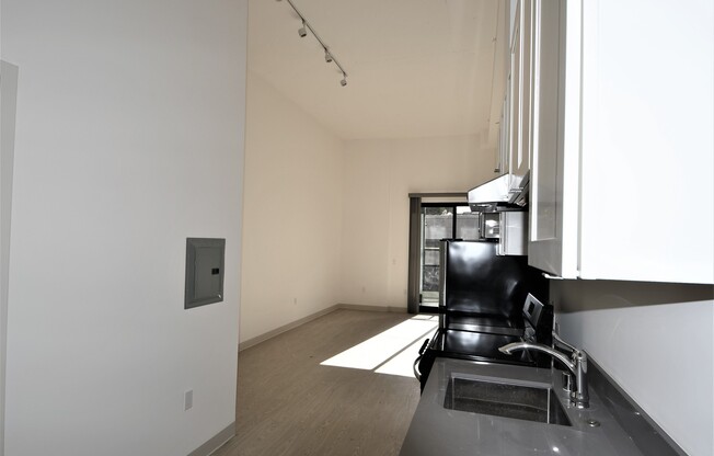 Studio, 1 bath, 390 sqft, $2,845, Unit 1335 Folsom St, Unit 104