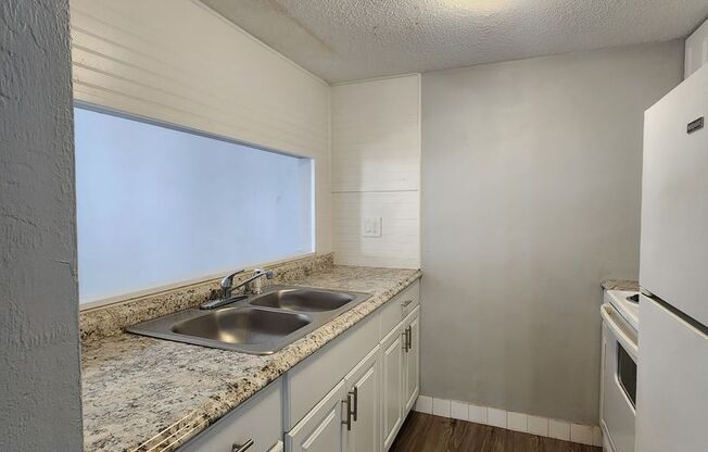 Spacious 1 Bd / 1 Ba Apartment Home ** UNDER NEW MANAGEMENT **