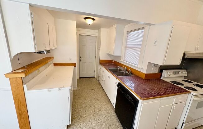 2 beds, 1 bath, $1,400