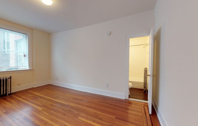 Studio, 1 bath, 296 sqft, $950, Unit 3-J
