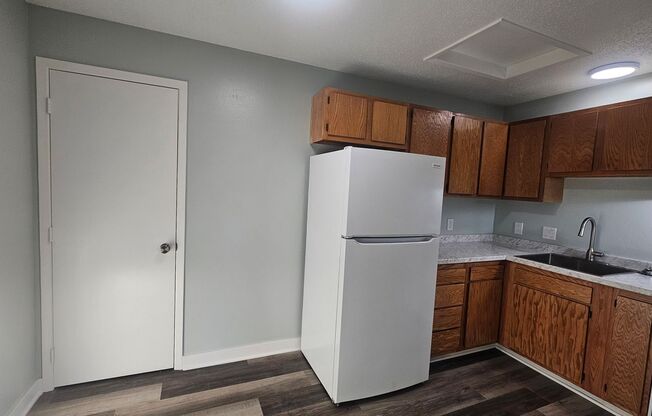 2 beds, 1 bath, $915, Unit 41